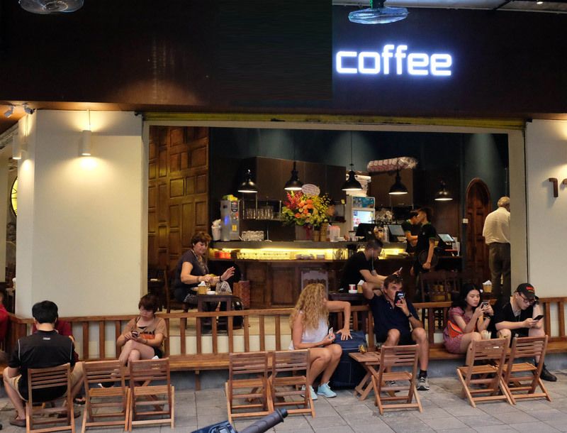 Nên sử dụng bàn cafe gấp gọn cho mô hình quán cà phê nào? 4