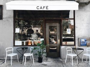 Nên sử dụng bàn cafe gấp gọn cho mô hình quán cà phê nào? 6